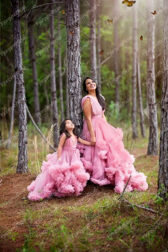 Puffy Pink Mother And Daughter Matching Dresses For Family Look V   Neck Ruffles Layered Photo Shoot Mom And Me Evening Outfits