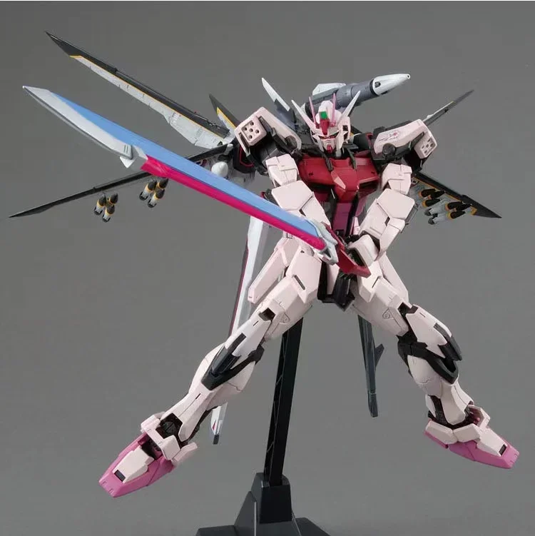 Figura de acción de Bandai MG 1/100 MBF-02 + EW454F STRIKE ROUGE Gundam, modelo Original de Anime, juguete de ensamblaje para niño