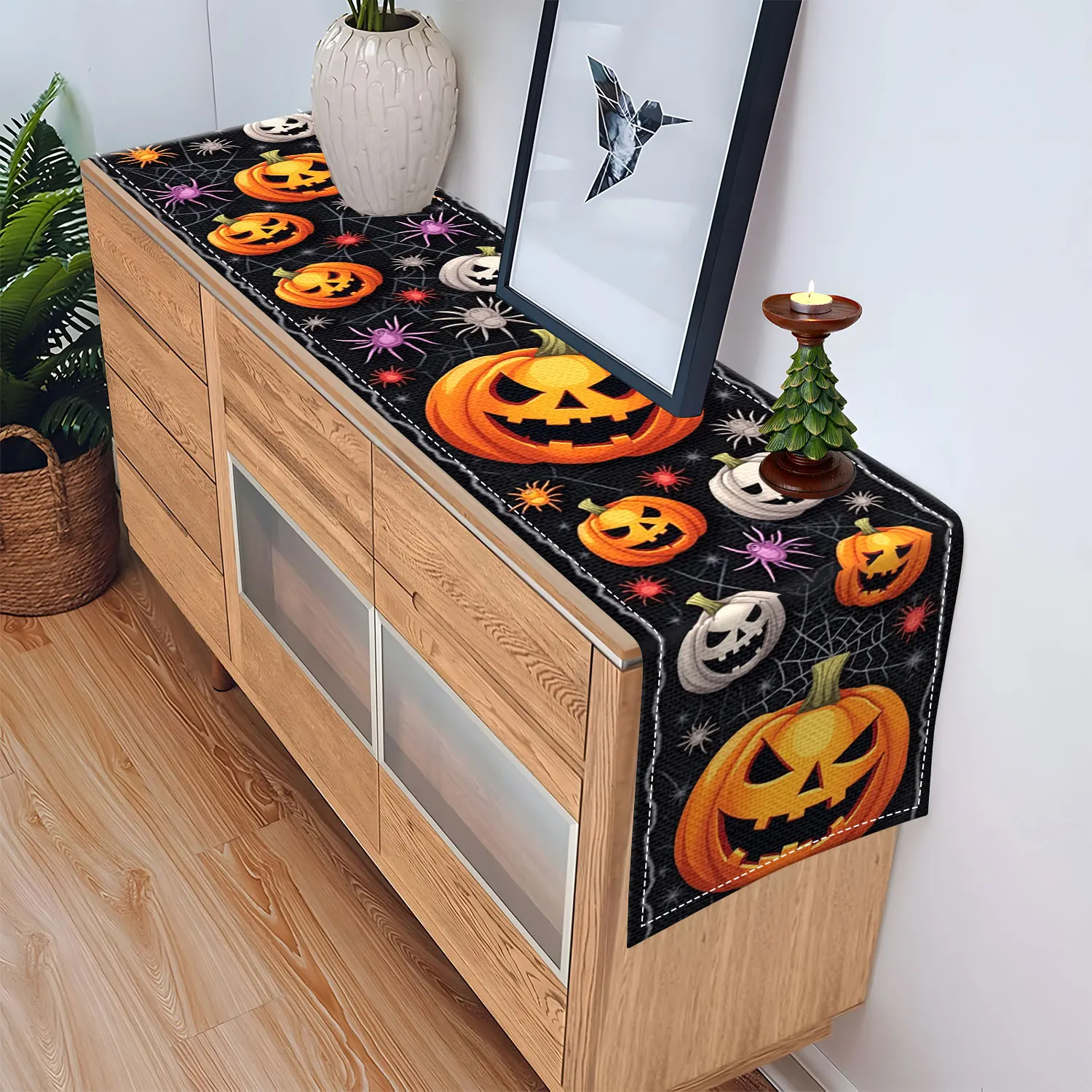 1 مفرش طاولة على شكل يقطين ملتوي بطابع الهالوين، يتميز بفوانيس اليقطين وشبكات العنكبوت والعناكب، مناسب لحفلات العطلات وديكورات الهالوين