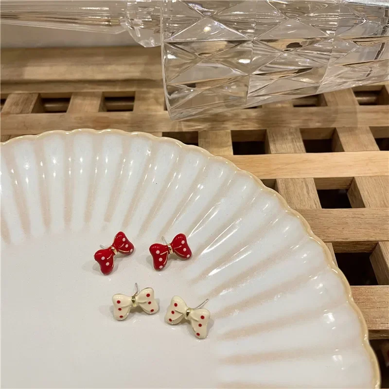 أقراط صغيرة لطيفة على شكل فيونكة للنساء والفتيات أقراط معدنية حلوة كورية لحفلات الزفاف مجوهرات عصرية هدية بالجملة