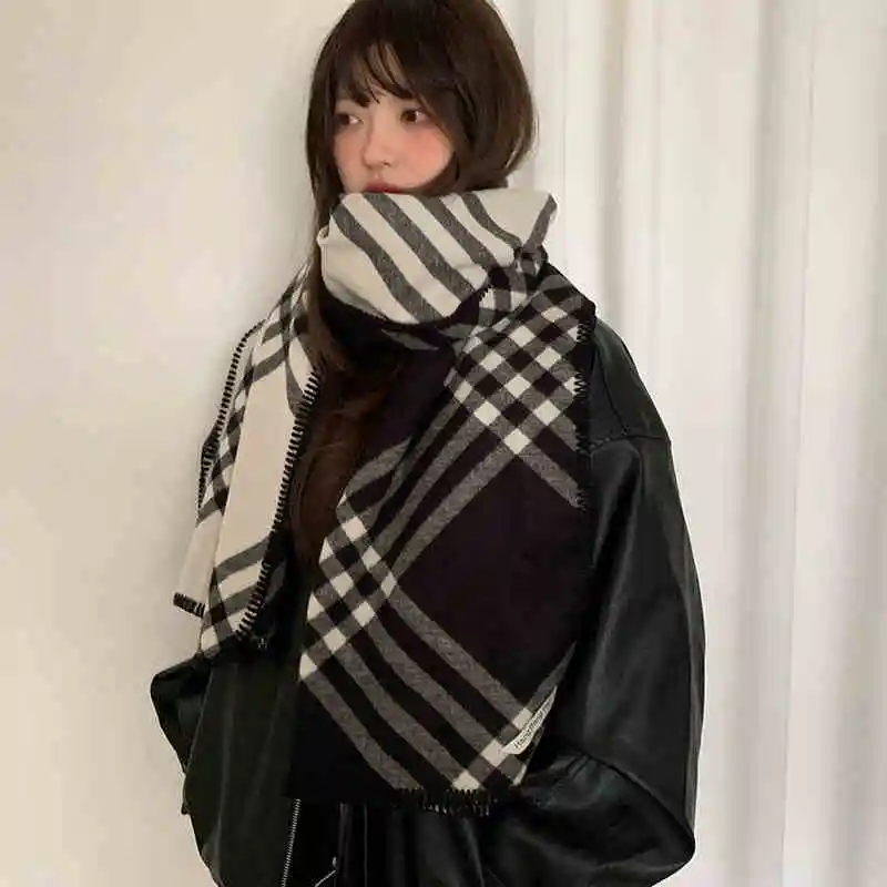 Containing Wool Retro Plaid Pattern Knitted Scarf  For Women, Fall And Winter Thickening Cape Black And White Lock Edge Scarfs