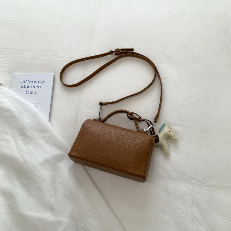 Luxuriöse Handtasche aus Kunstleder mit Kieselstein-Optik für Damen, Umhängetasche mit Henkel und Pferdeanhänger, Retro-Reise-Kosmetiktasche, Schultertasche – Detail 4