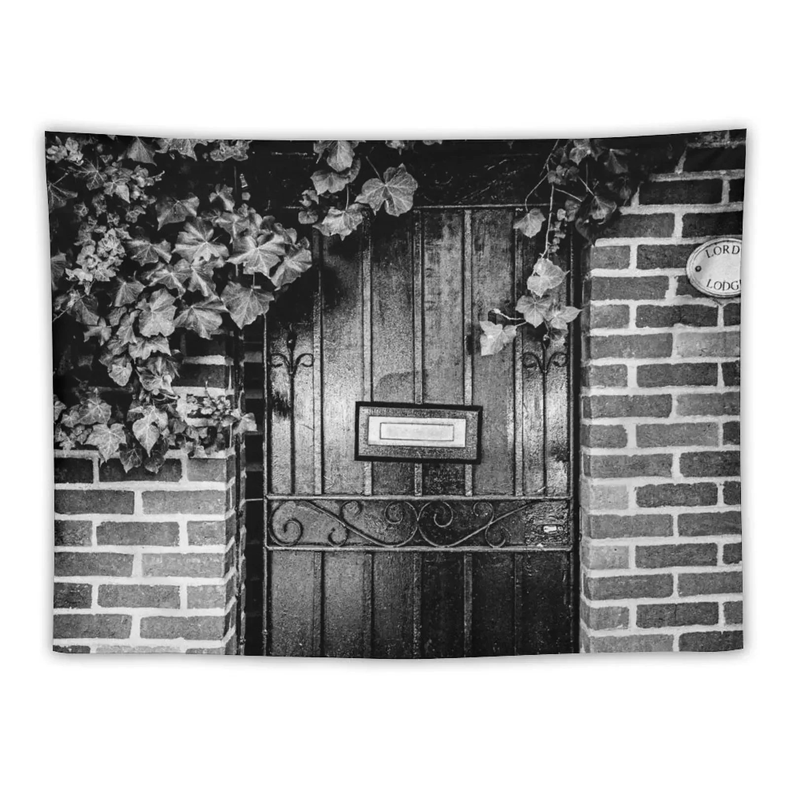 Photo noir et blanc d'une porte de jardin mystère secrète à Londres tapisserie tenture murale décor tentures murales décoration tapisserie