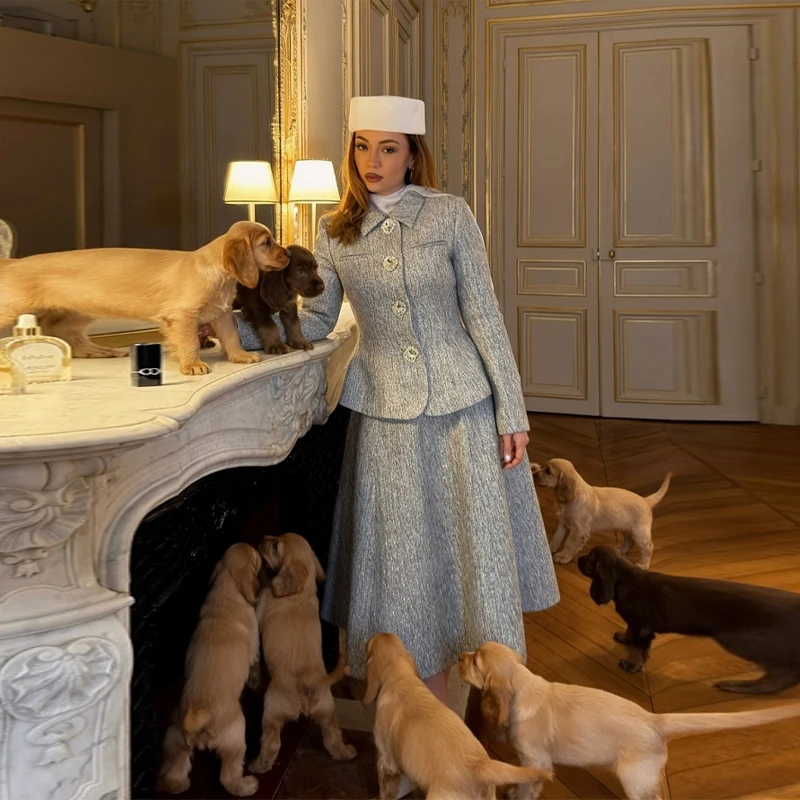 

Изысканный элегантный комплект из 2 предметов: блейзер и платье миди. Стильные женские наряды для вечеринок, изысканные вечерние образы, модная женская официальная одежда.