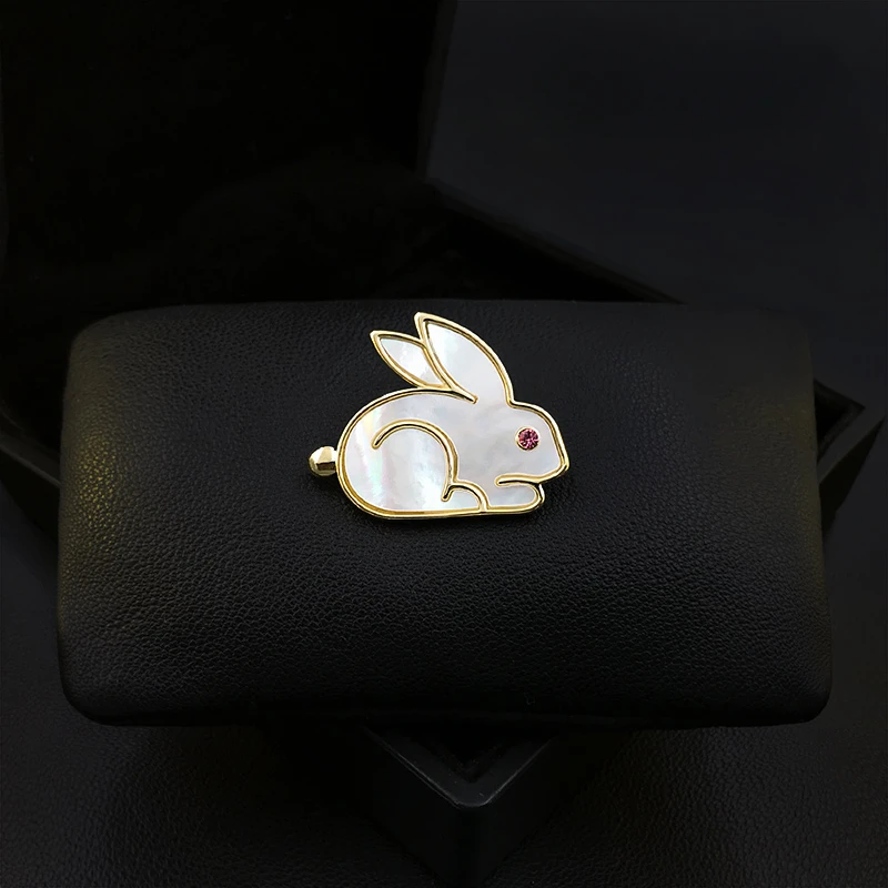 

White Shell Rabbit Brooch High-End Women Neckline Pins Fixed Clothes All-Match Sweater Decorative Accessories Jewelry Gifts 5135