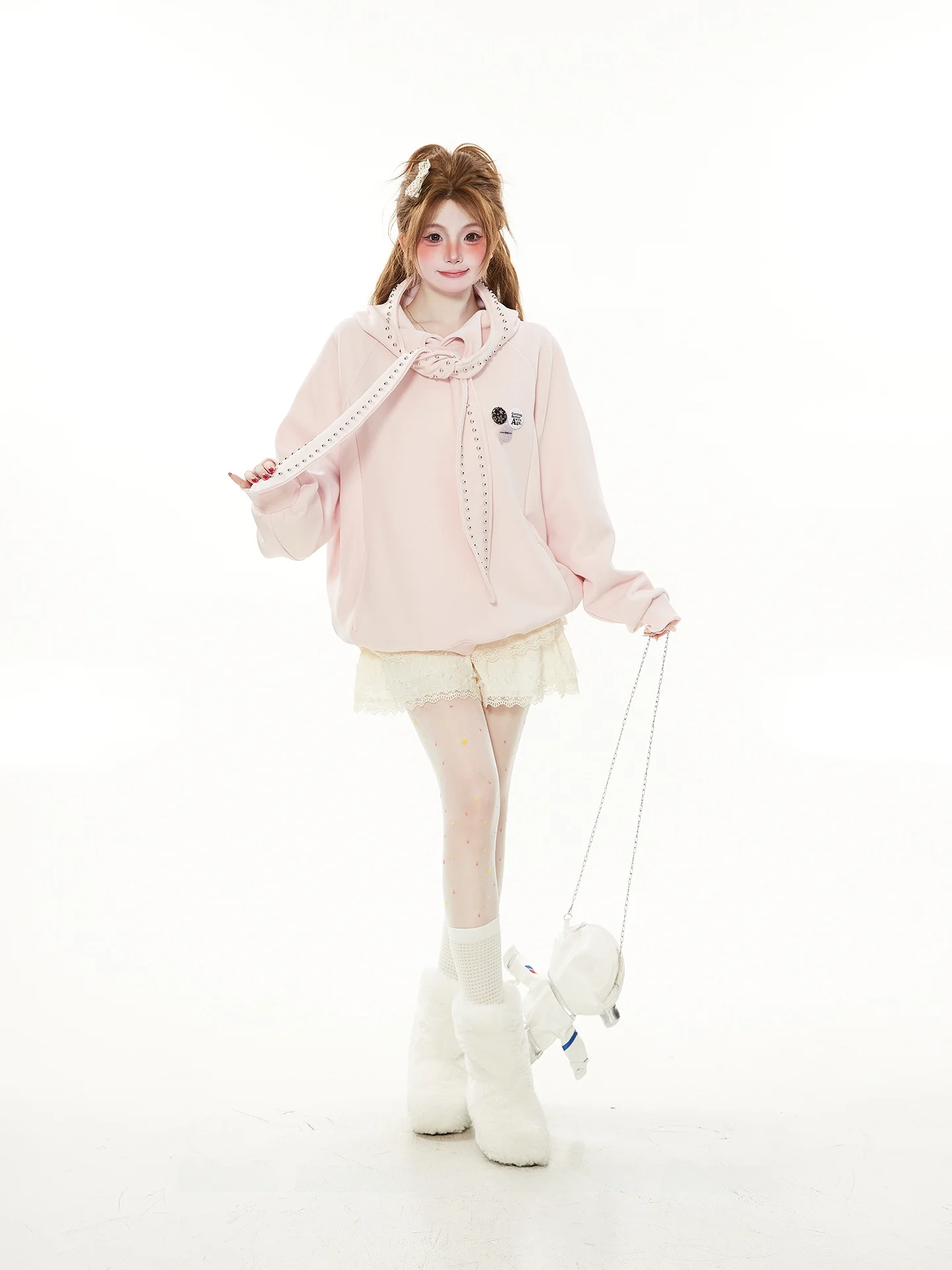 

Нежно-розовый комплект: куртка с заклепками, топ с открытыми плечами и комбинированная толстовка с капюшоном для женщин. Весенне-осенний красивый комплект.