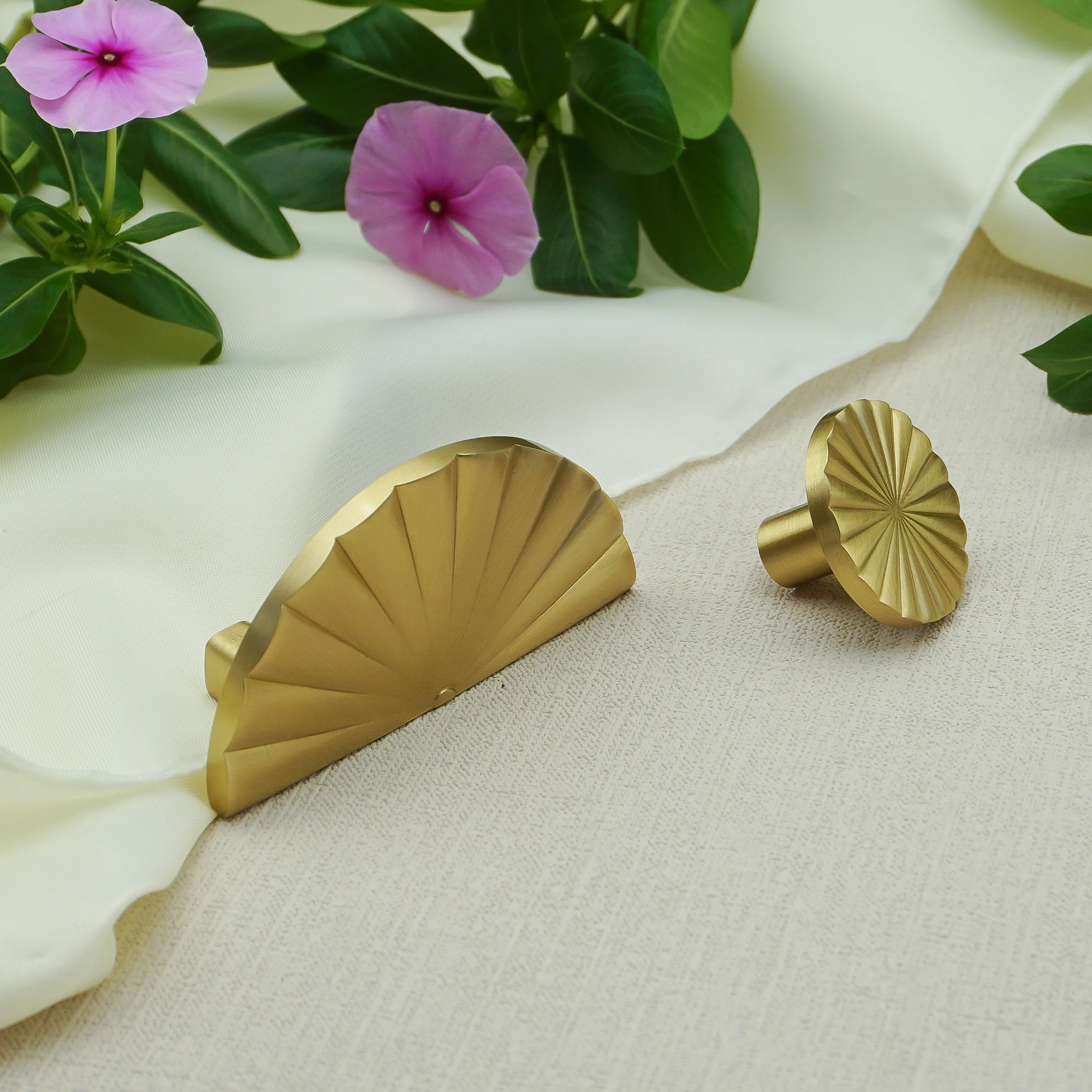 Solid Brass Gold Semicircle Cabinet Handles Round Knobs for Drawers Sunflower Wardrobe Pulls Light Luxury Furniture Hardware