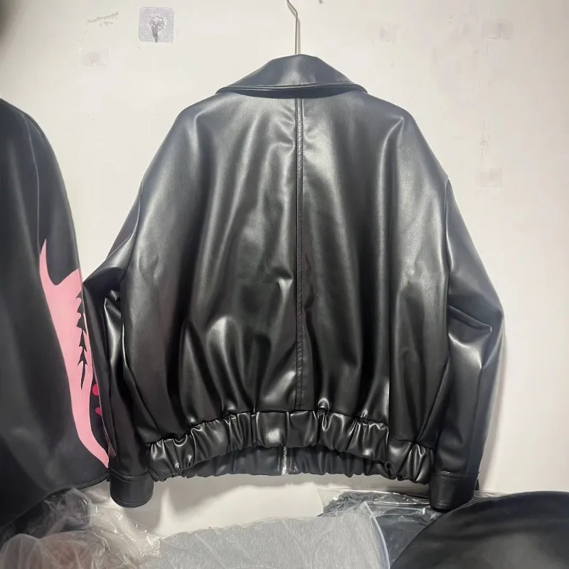 เสื้อแจ็คเก็ตหนังผู้หญิง รุ่นใหม่ ปี 2025 สไตล์อเนกประสงค์ ทรงหลวม แฟชั่นปกเสื้อแบบปกเชิ้ต ตัดต่อซิป กระเป๋าเฉียง แขนยาว
