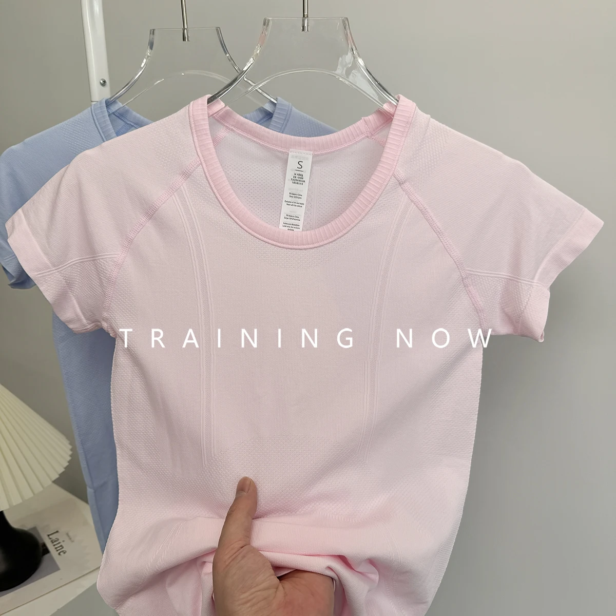 

Новый спортивный фитнес-костюм с короткими рукавами, женский летний быстросохнущий дышащий костюм для йоги, тренировочный топ для бега, облегающая тонкая футболка