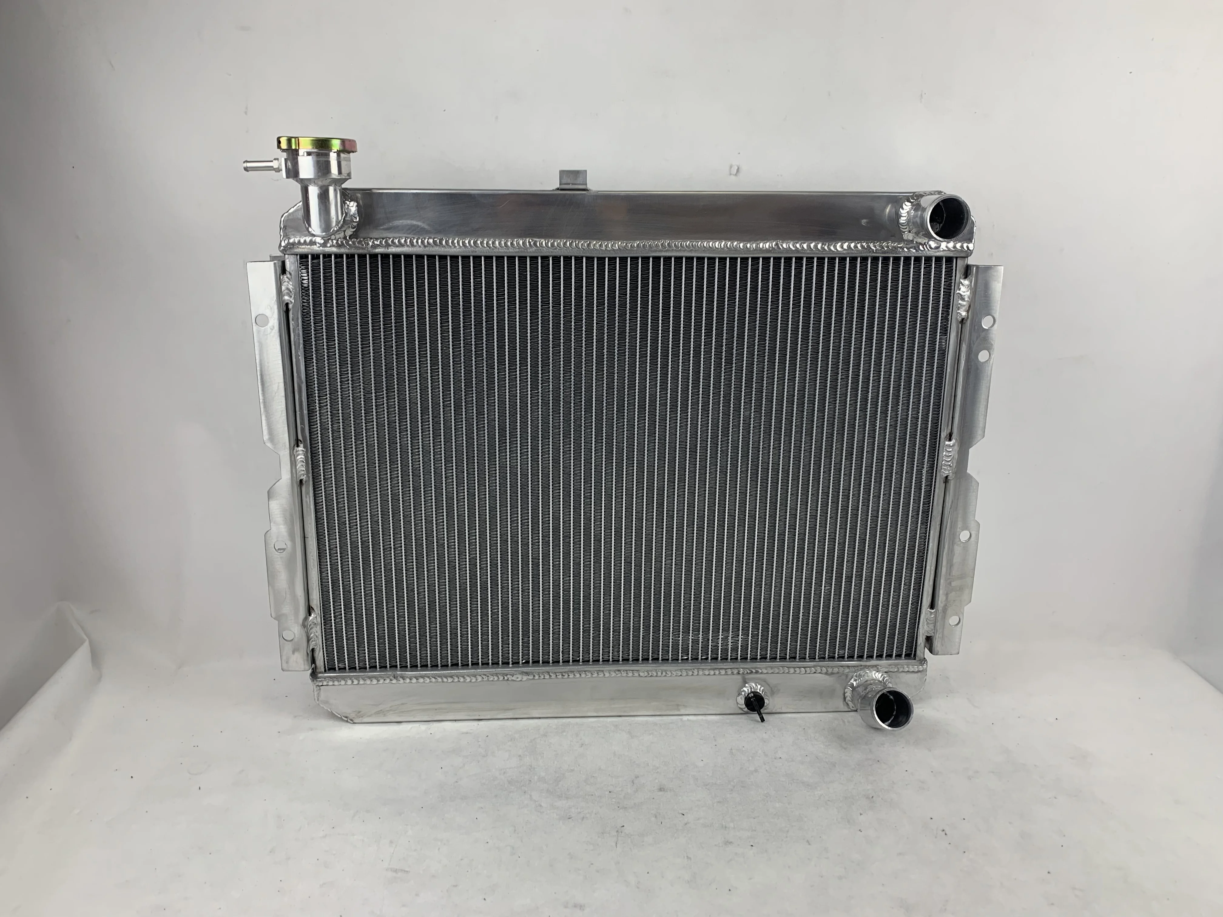 Aluminum Radiator for 1980-1990 Toyota Landcruiser HJ60 HJ62 HJ61 2H 12HT 4.0D 4.0TD MT 1981 1982 1982 1984 1985 1986 1987 1988