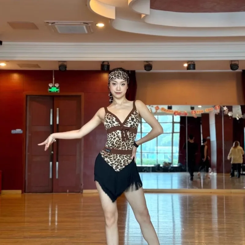 사용자 정의 라틴 댄스 복장 레오파드 프린트 캐미솔 술 하프 스커트 연습 복장 성능 경쟁 의류 탑 슈트
