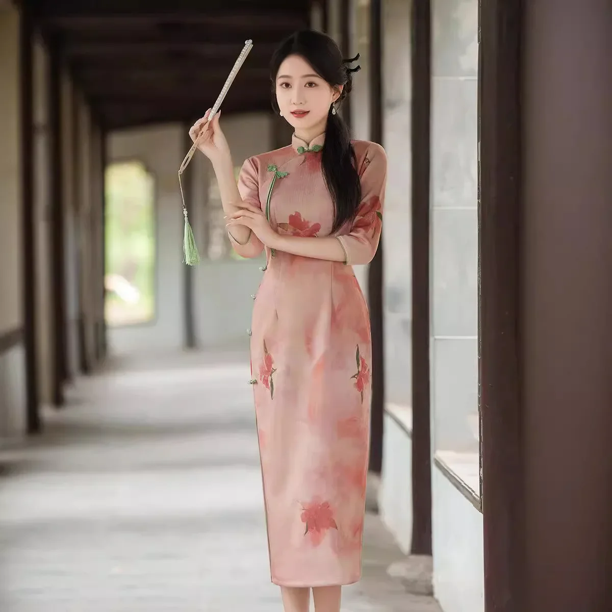 

2024 Autumn New Velvet Improved Long Cheongsam Side Eight Button Pink Young and High end Chinese Style Cheongsam