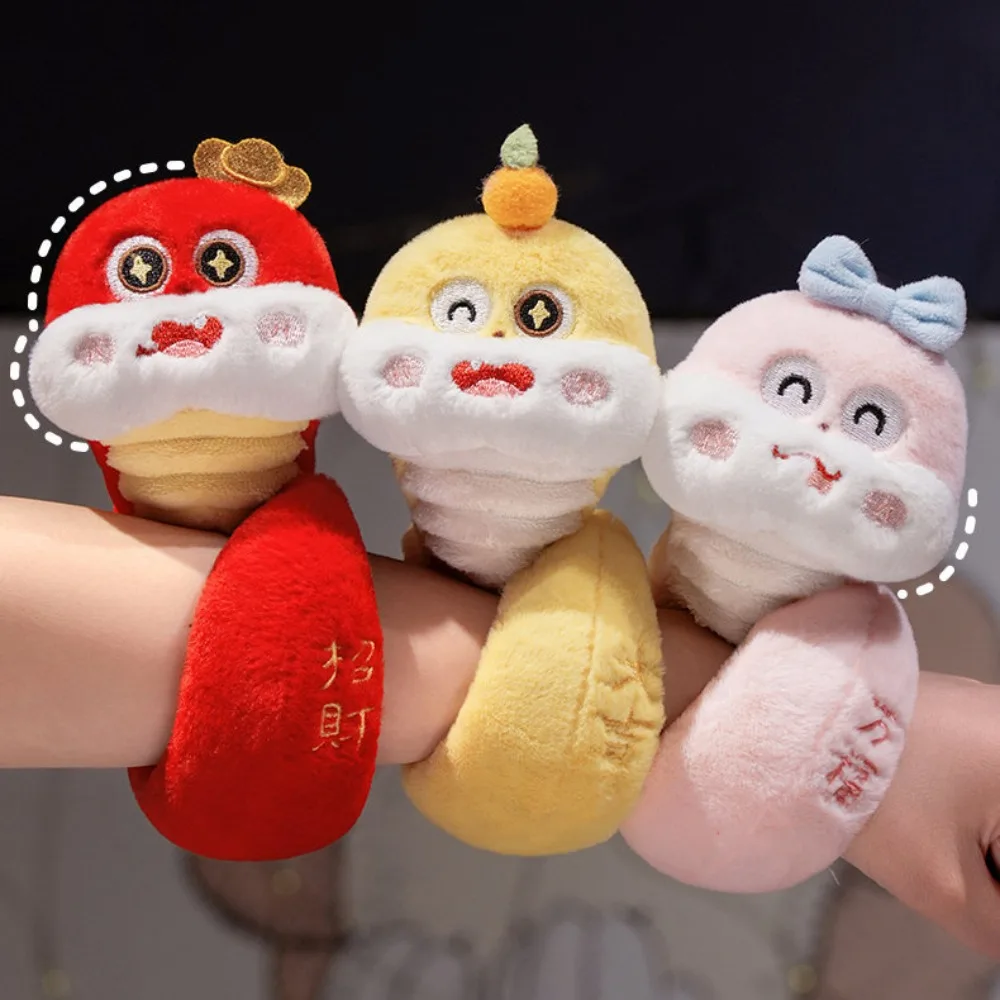 Mascotas de serpiente de peluche, pulsera circular, juguete de simulación de serpiente, muñeco a presión, juguete suave y bonito de Año Nuevo, anillo de mano de felpa para niños