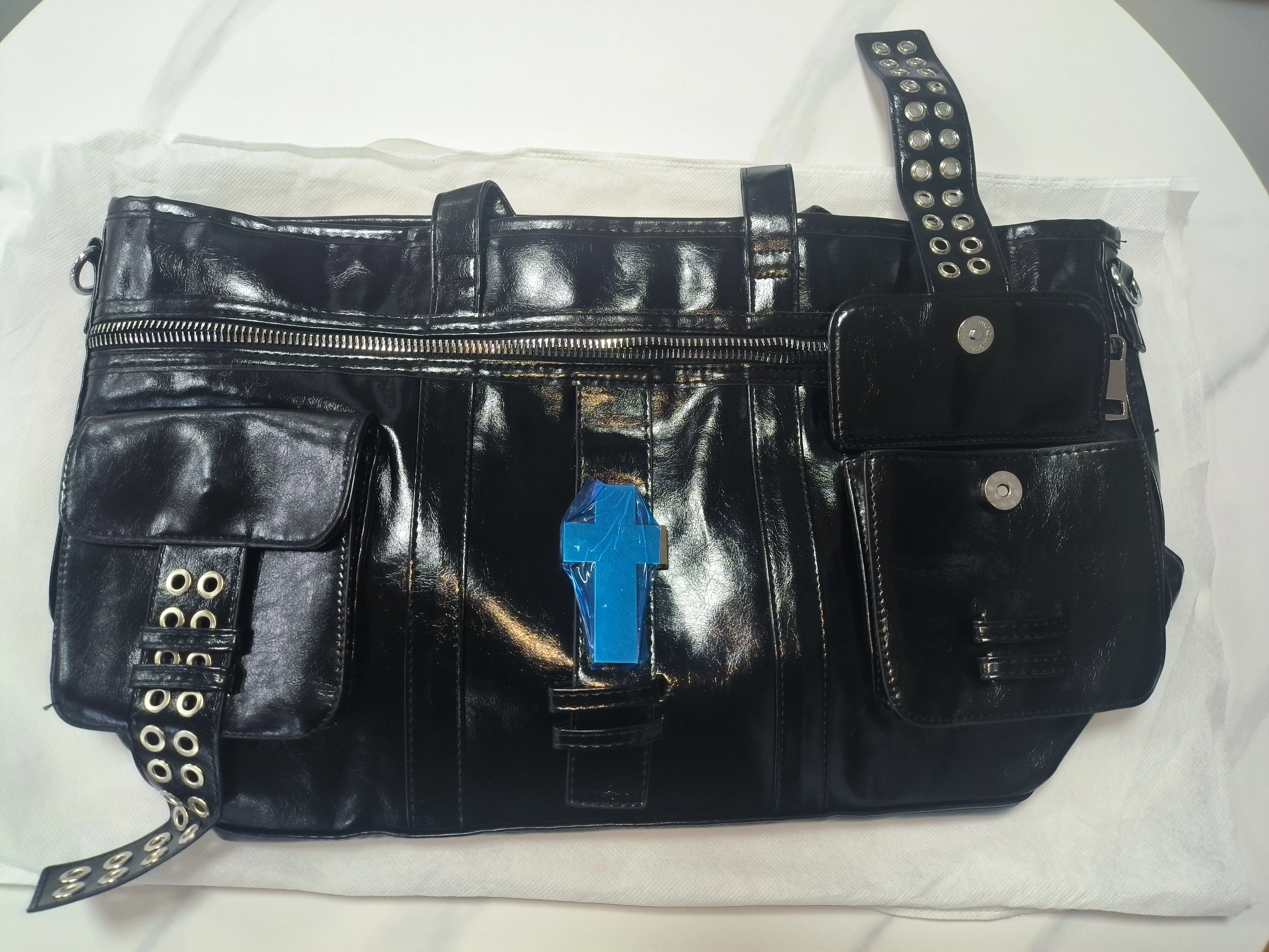Vintage Distressed Tote Bag mit Kreuznieten, Große Unisex Umhängetasche, Reißverschluss-Handtasche aus Cracked PU für Damen – Detail 11