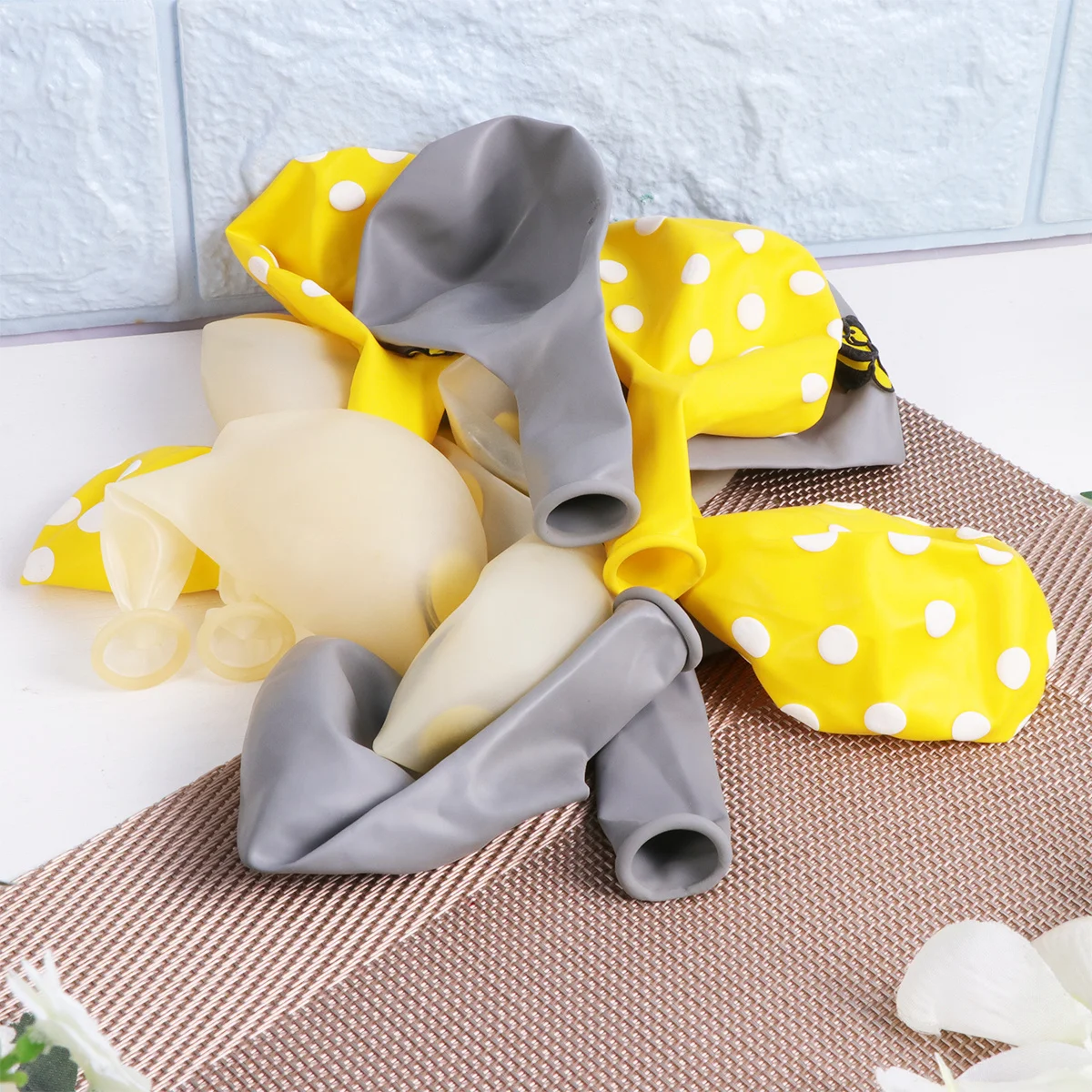 

15PCS 12 Inches Bee Balloons Set Birthday Party Supplies Latex Balloons Sequin Party Decoration(5pcs Bee+5pcs Yellow Dot+5p