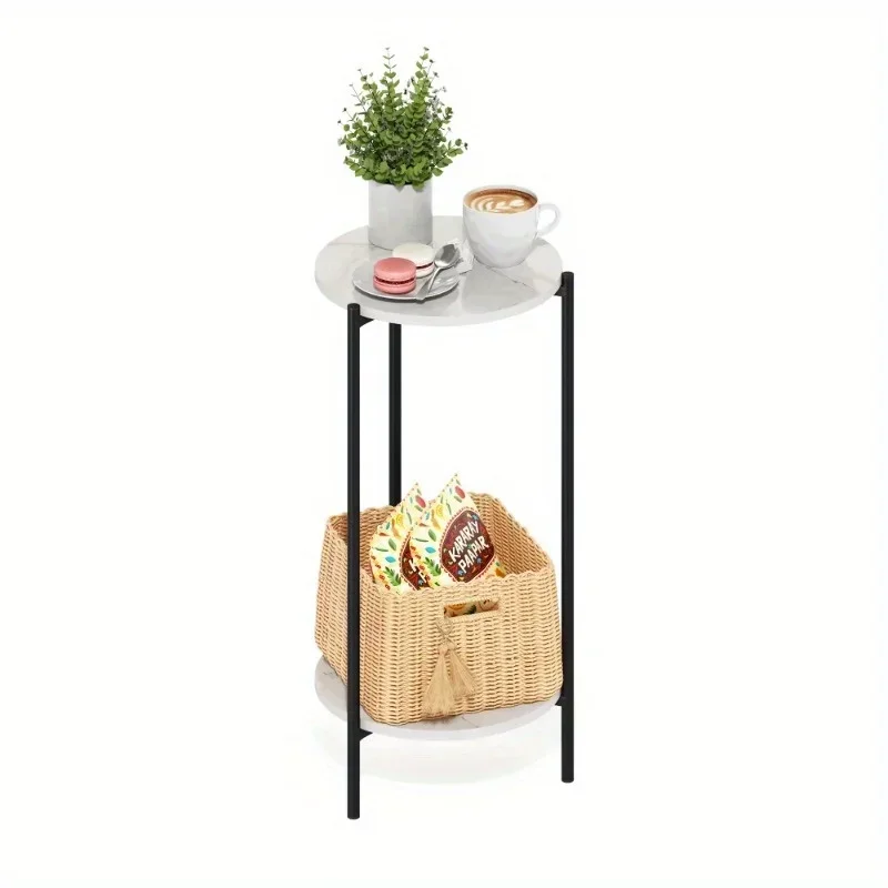 طاولة جانبية مستديرة حديثة ذات طبقات مزدوجة باللون الأبيض الرخامي مع أرجل معدنية قوية وتصميم أنيق مبسط. طاولة جانبية