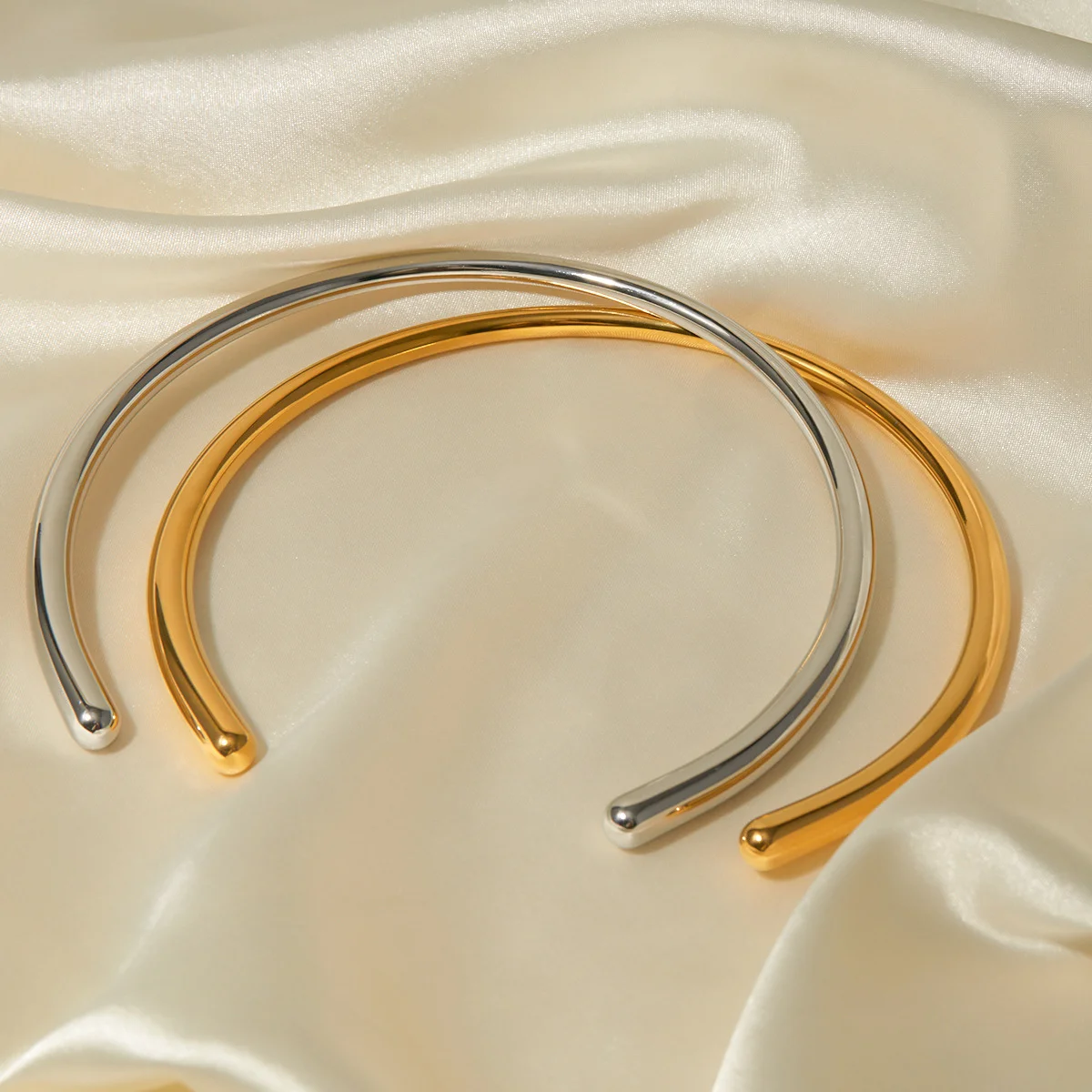 

Stainless Steel Metal Glossy Necklace Plated with 18k gold Fashion Trend Waterproof Simple Handmade Jewelry