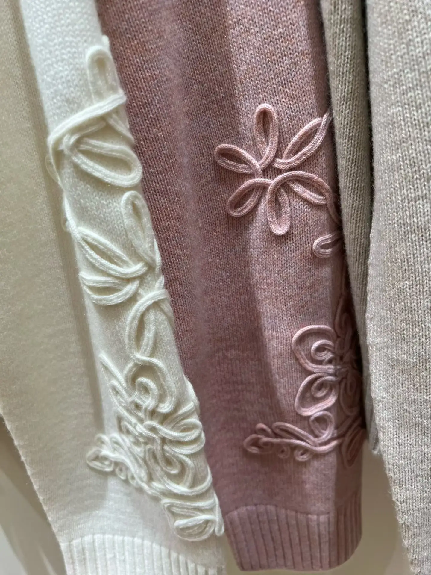 Women's High-Quality Cashmere-Wool Blend Crew-Neck Embroidered Knit Cardigan (Fall/Winter 2026 New Arrival)