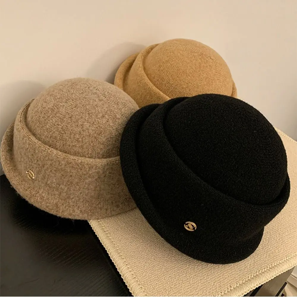 أنيقة القوس هيبورن نمط توبر قبعة زهرة الكاميليا اللؤلؤ الصوفية قبعة بحافة النمط البريطاني النمط الفرنسي حوض قبعة الشتاء
