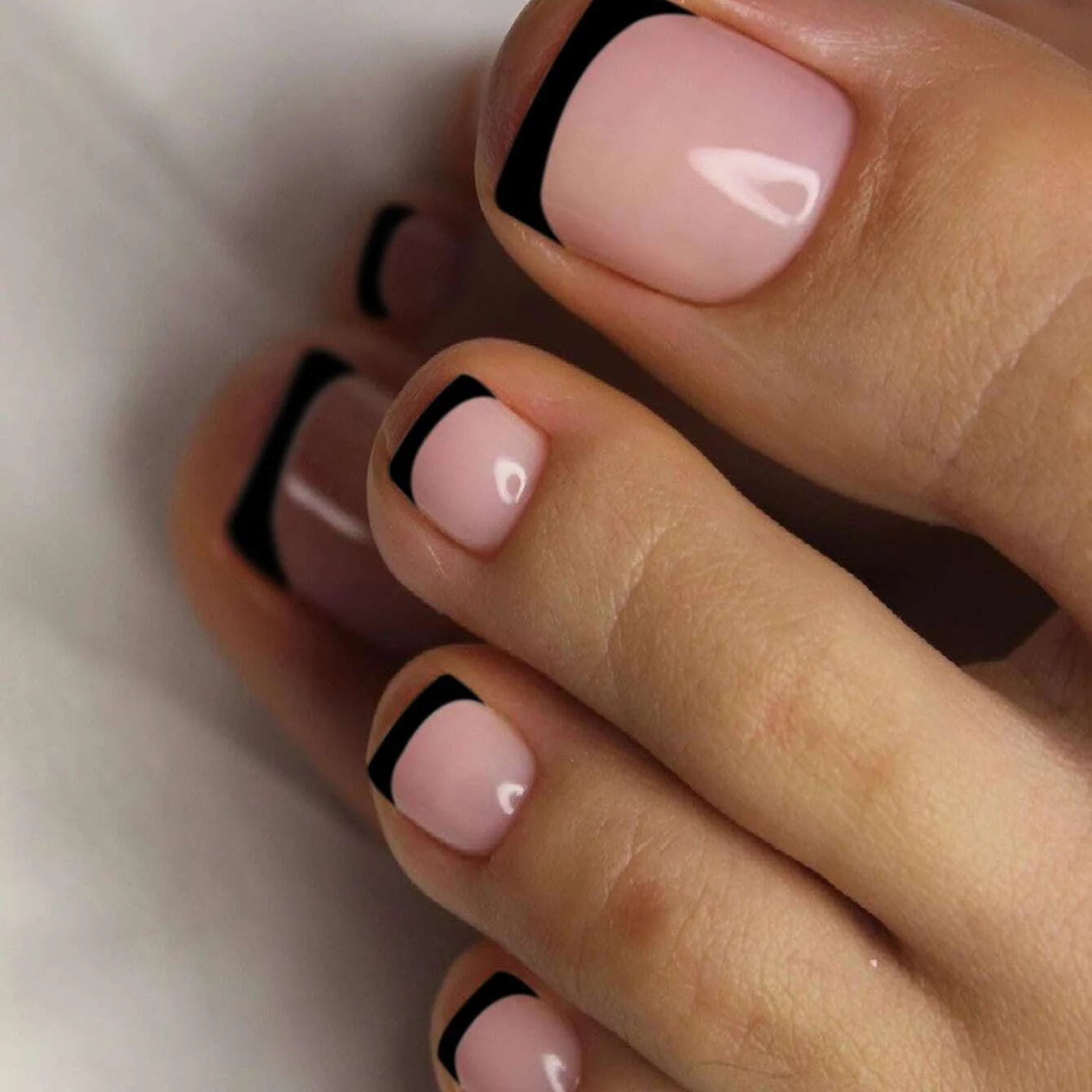 24 uñas postizas cuadradas medianas, uñas negras de diseño francés, pegamento de gelatina desmontable y reutilizable, 1 empujador de cutículas