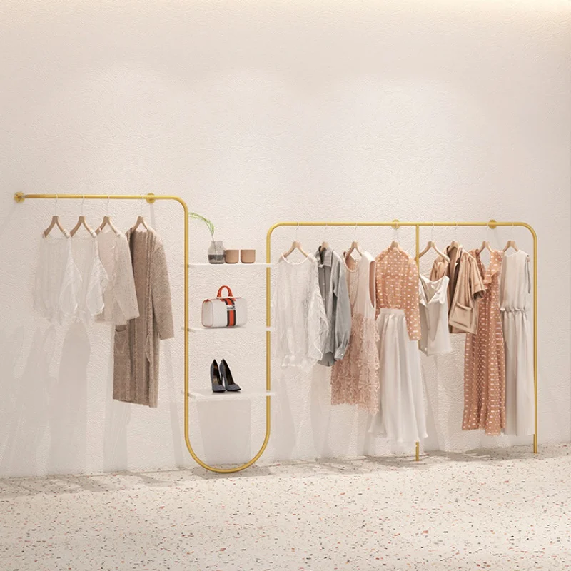 Custom, Kleding Winkel Display Rek Muur Opknoping Gouden Hangers Vloer Kledingrek Muur Display Rack Dames Winkel Planken