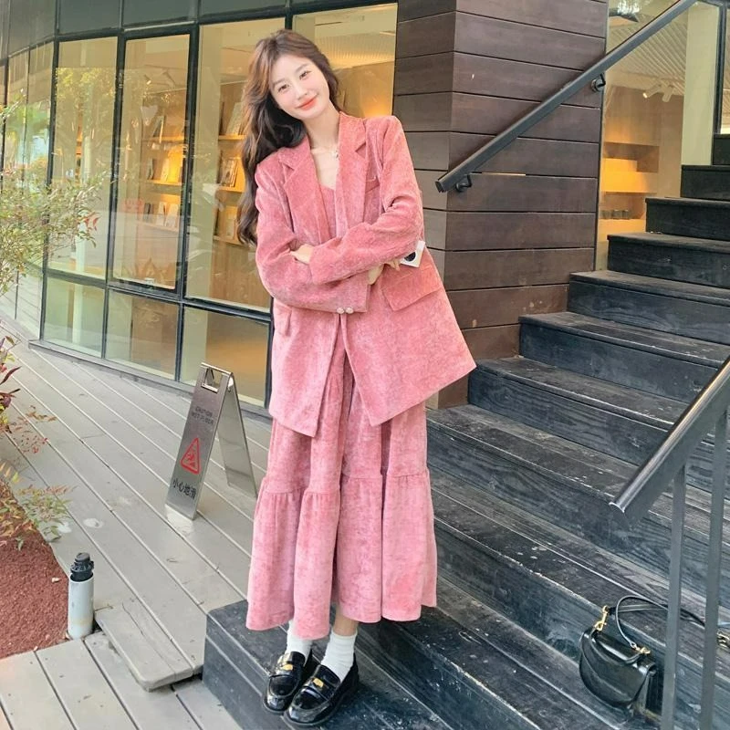 

2026, весна-осень, новый стиль, модное платье с лямкой на шее, куртка, комплект из двух предметов, женский элегантный розовый костюм, комплект с лямкой на шее для женщин