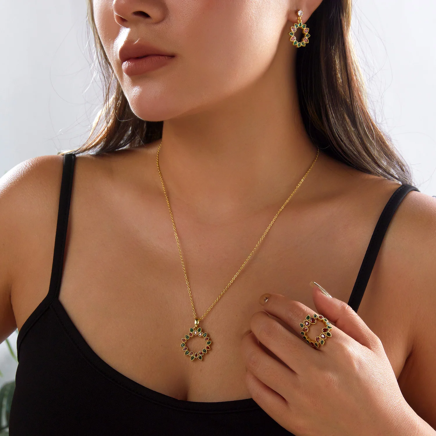 Vergoldetes Set mit Halskette, Ohrringen und Ring mit Zirkonia-Blumenkranz für Damen, Zierliches CZ-Messing-Schmuckset, Party- und Hochzeitsgeschenk – Detail 5