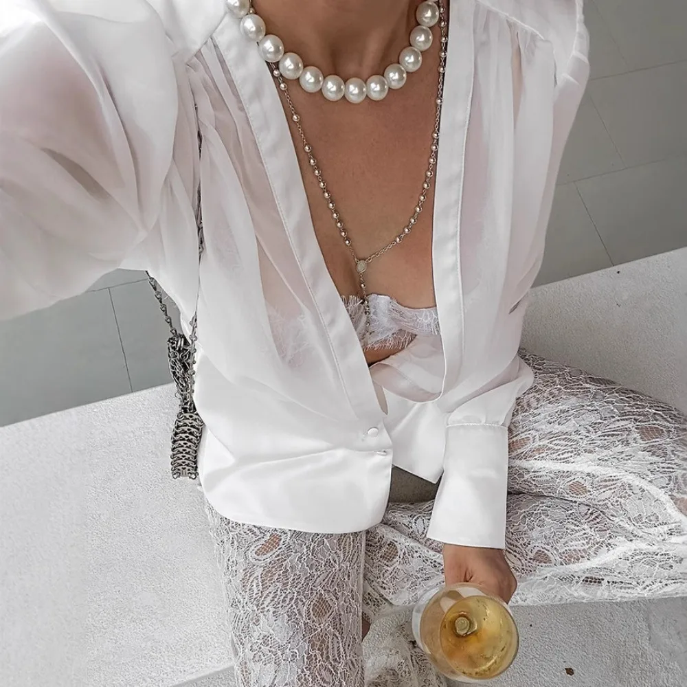 TWOTWINSTYLE بلوزات الدانتيل الصلبة تقسم للنساء الخامس الرقبة طويلة الأكمام تونك مزاجه شبكة قميص الإناث جديد