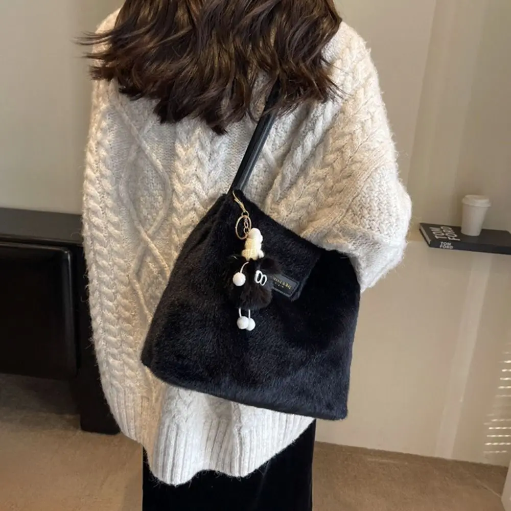 

Soft Plush Large Capacity Plush Tote Portable Buckle Closure Furry Shoulder Bag Comfortable with Pendent Plush Underarm Bag