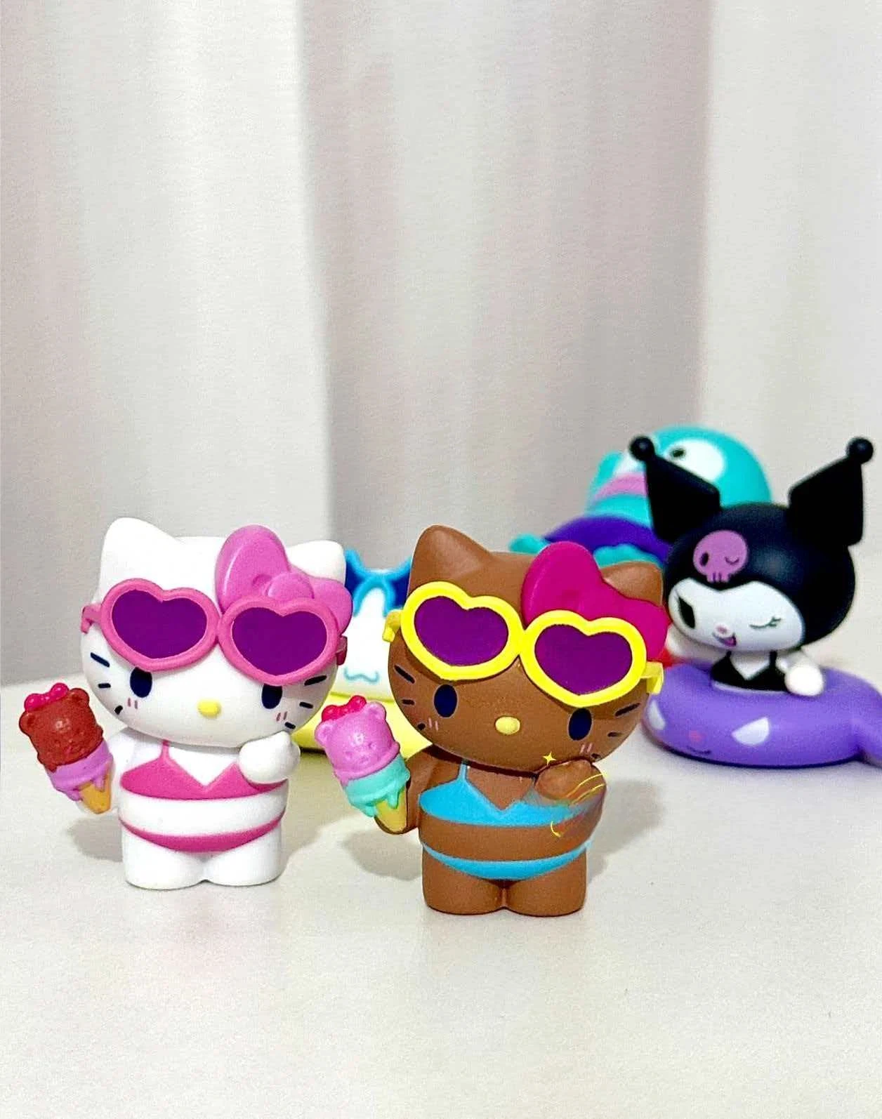 

Коллекционные фигурки-модели в летних купальниках: Kt Cat White, Kuromi, Cinnamon. Официальная оригинальная коллекционная серия Gashapon.