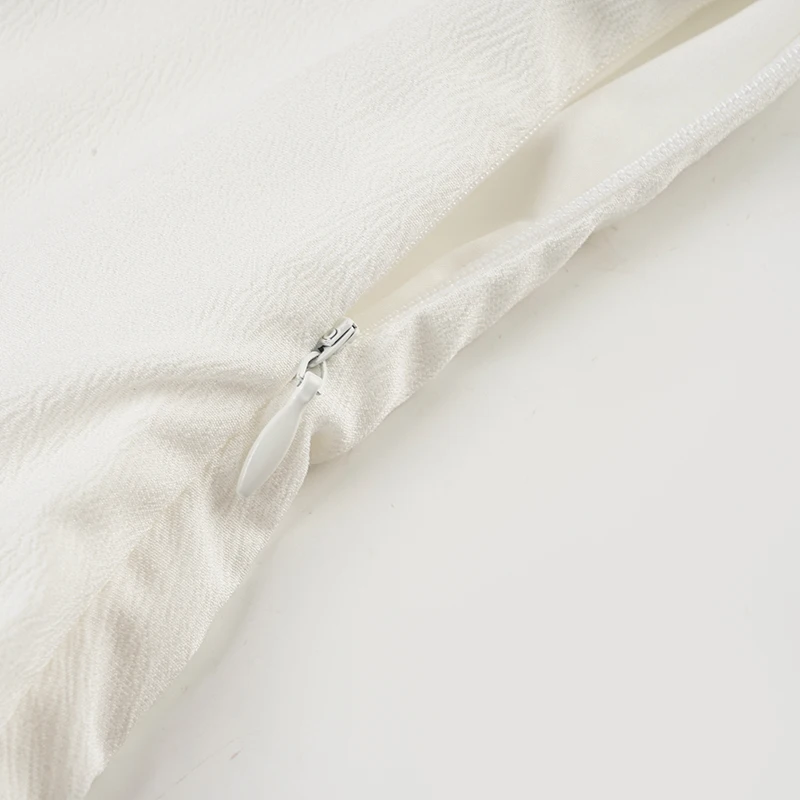 SUCHCUTE Boho Französisches Urlaubs-Minikleid für Damen mit tiefem V-Ausschnitt, Stickerei, Glockenärmeln, Knopfleiste vorne und doppellagigem Rüschensaum. – Detail 9