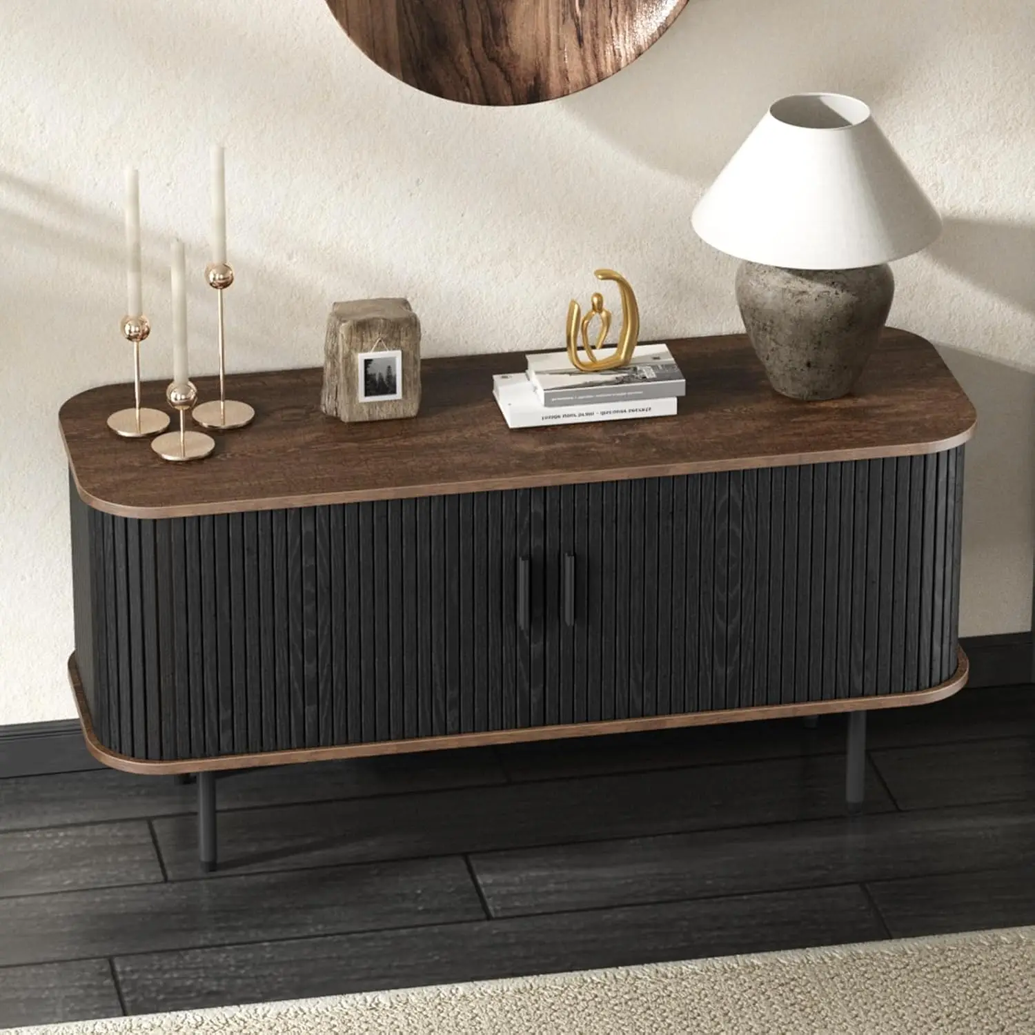 Szafka RTV 47' w kolorze czarnym z przesuwanymi drzwiami, stojak pod telewizor z zaokrąglonymi krawędziami, szafka z żebrowanym wykończeniem do salonu, kuchni