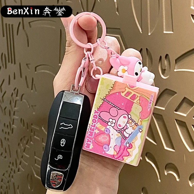 2025 سلسلة مفاتيح Minso Magic Box، قلادة حقيبة مدرسية، قلادة سلسلة مفاتيح سيارة للزوجين، هدية صغيرة