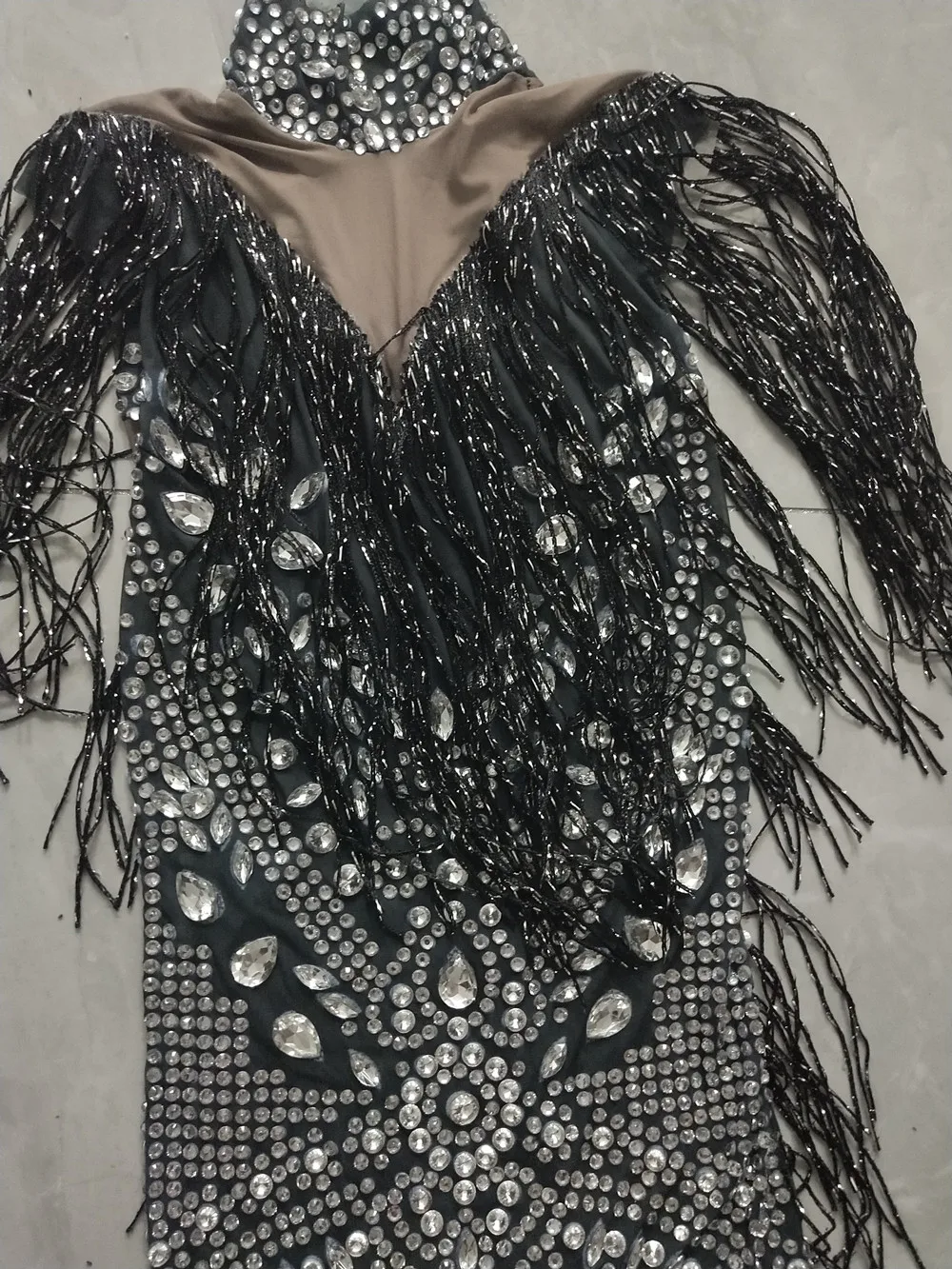 فستان أسود بأحجار الراين اللامعة وحفلات السهرة وحفلات أعياد الميلاد وحفلات التخرج الشفافة بشرابة شبكية زي المغني