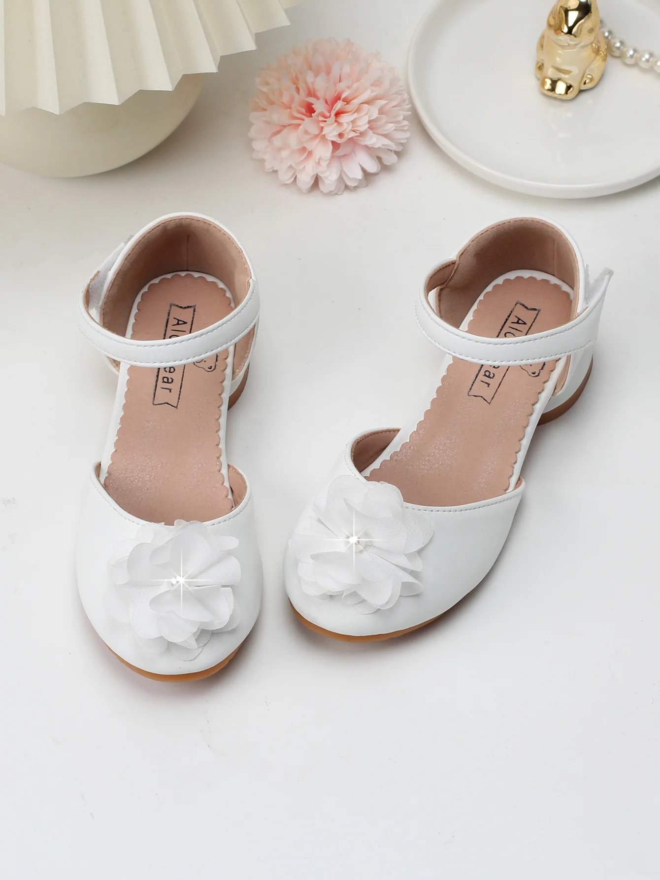 White girl flat shoes summer new comfortable and non slip children\'s princess shoes flower decorated little girl hollow sandals