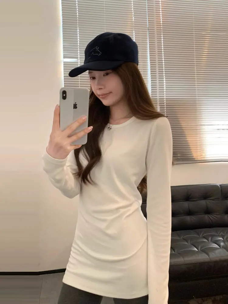 

Корейская универсальная женская футболка средней длины белого цвета для осени и зимы, облегающая, с круглым вырезом, для ношения под одеждой, с высокой талией...