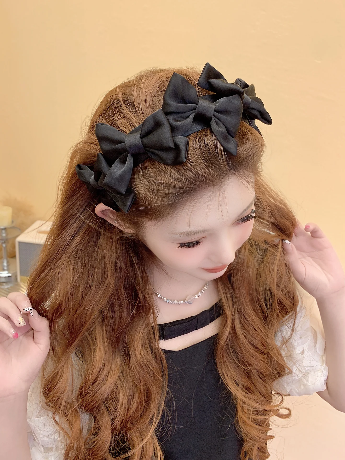 tiara-de-cetim-elegante-com-laco-borboleta-para-mulheres-presilha-de-cabelo-doce-estilosa-e-versatil-para-ocasioes-especiai