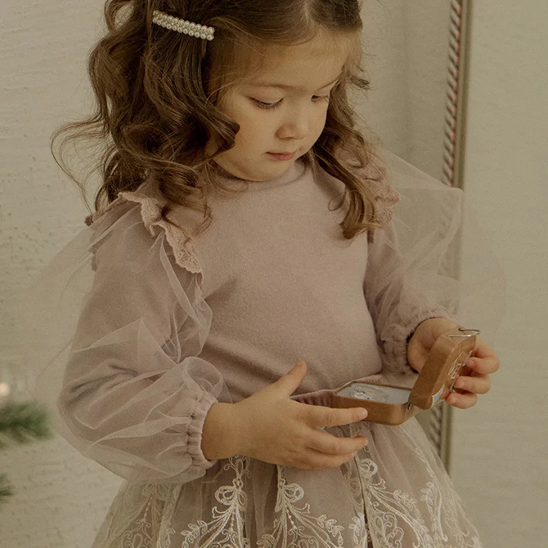 

Новые осенние топы для маленьких девочек от 1 до 6 лет, топ с высоким воротником и длинными рукавами для маленьких девочек, однотонный топ с кружевной отделкой, сетчатый детский повседневный топ для девочек