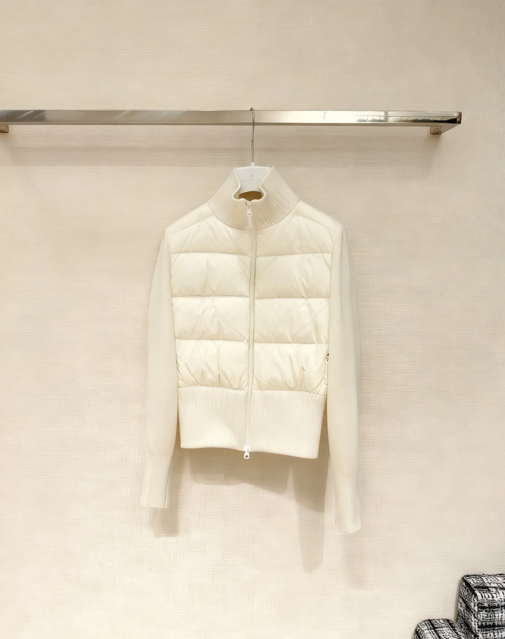 2025 الشتاء المرأة كريم الأبيض متماسكة المرقعة سترة منفوخة الوقوف طوق سليم معطف دافئ موضة أبلى غير رسمية #1