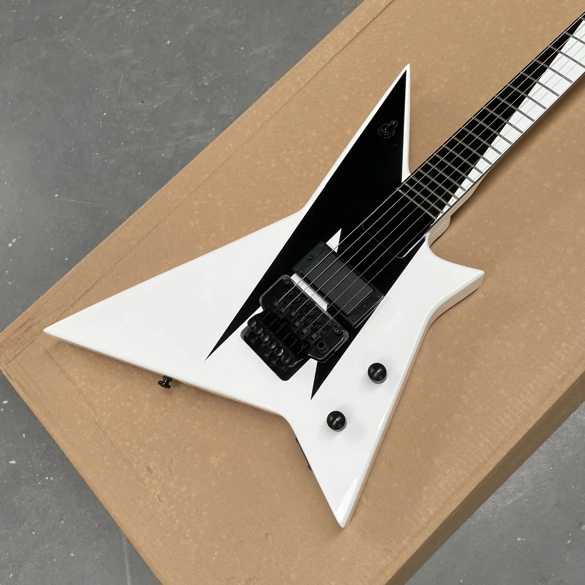 

Personalized white 6-string electric guitar with double-coil pickups and black hardwareguitars. Smooth and easy-to-play guitarra
