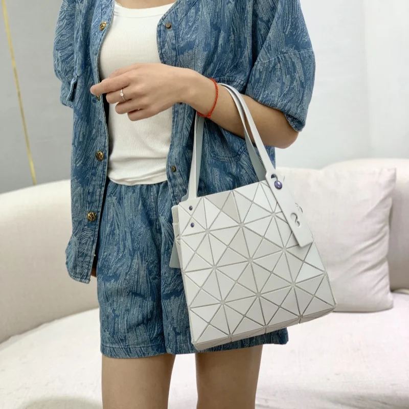 حقيبة كلاتش أنيقة راقية من الجلد الصغير للسهرة للنساء بلون سادة ومصممة وعصرية وفريدة من نوعها #4