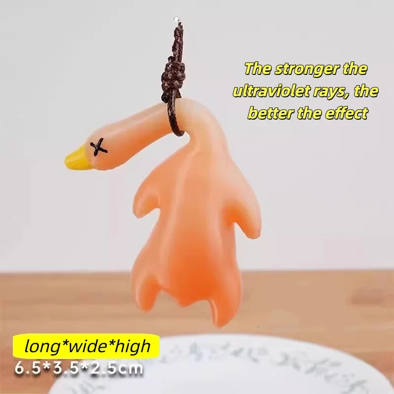 قلادة مرآة الرؤية الخلفية للسيارة تتغير اللون. سيتم تغيير لونه البطة المشوية عند التعرض على الضوء فوق البنفسجي. التكنولوجيا السوداء