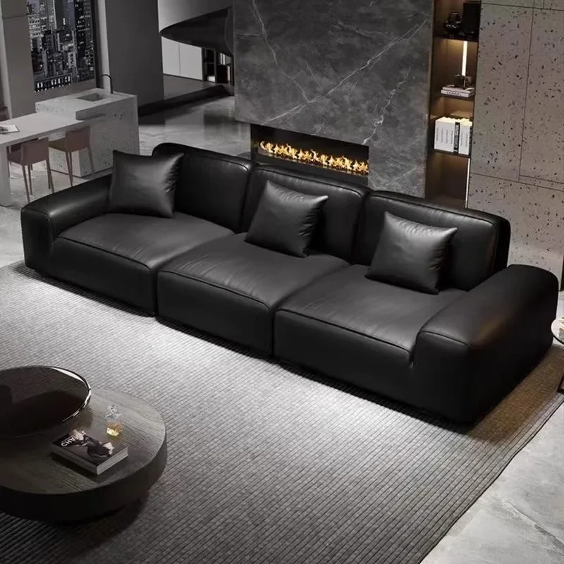 Ruang tamu minimalis modern Italia dengan kursi kulit berbentuk kubus dan alas tidur lateks.