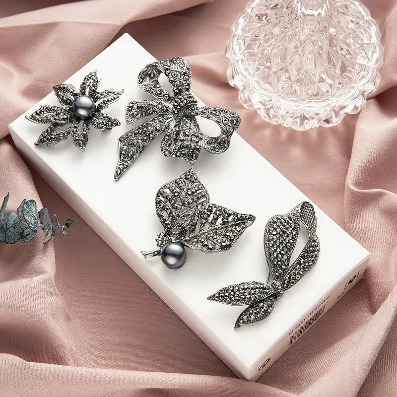 حجر الراين الأسود زهرة ربطة القوس فيونكة دبابيس للنساء خمر أنيقة كبيرة بروش دبوس معطف الشتاء سترة Broches جودة عالية