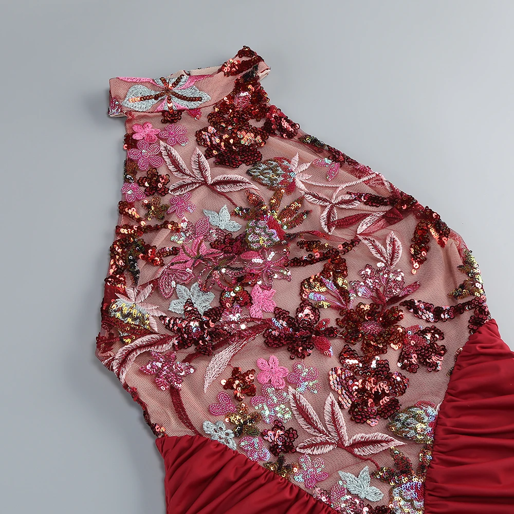 فستان ضيق مثير برقبة عالية مزين بالزهور الحمراء مع تفاصيل مطوية - فستان سهرة بدون أكمام |   ملابس الحفلات الأنيقة