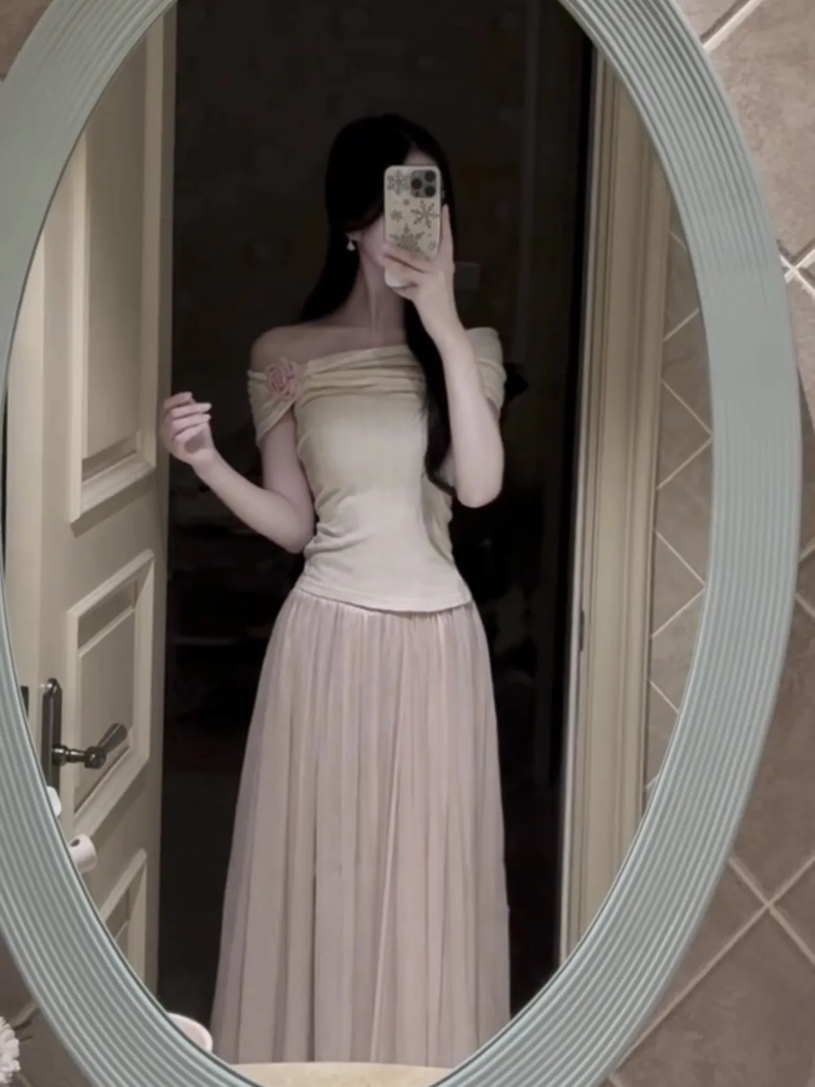 توب نسائي صيفي مثير بتصميم زهور ثلاثية الأبعاد بكتف واحد، قميص قطني ضيق على الطراز الكوري للعمل