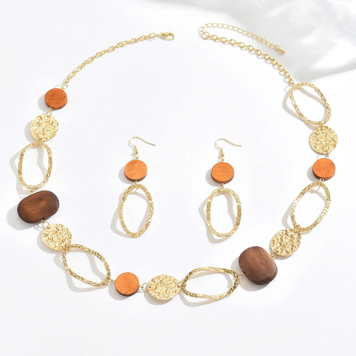 1 Set of Maillard Retro-Style Hollow Circular Wooden Splicing Long Beaded Necklace and Earring Set, Metal Hammered Texture Long Necklace and Earrings, Fashionable Sweater Chain, Clavicle Chain Set, Suitable for Daily Wear, Detox, Travel, and Vacation