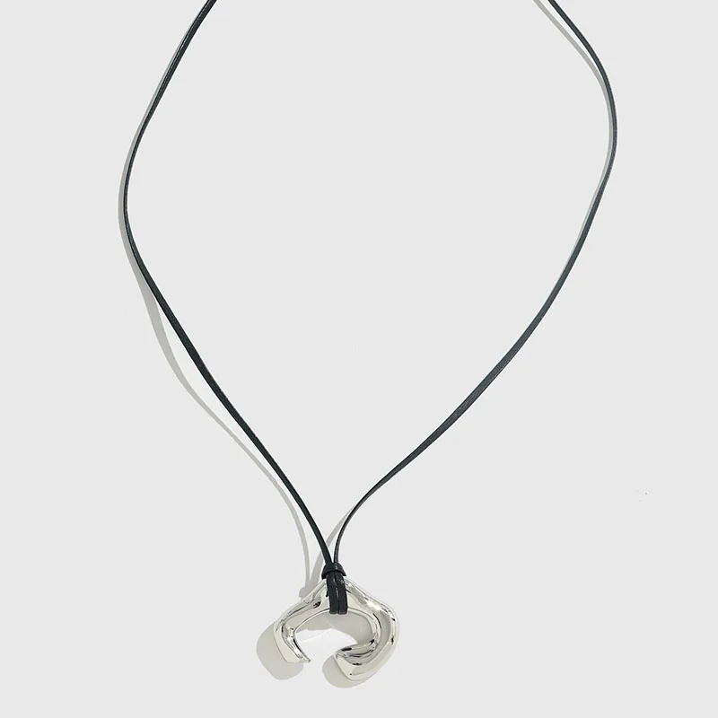 New in Abstract Leather Rope Necklace for women Charm Pendant Light Luxury Fashion hight quality Chains Party Wedding Jewelry
