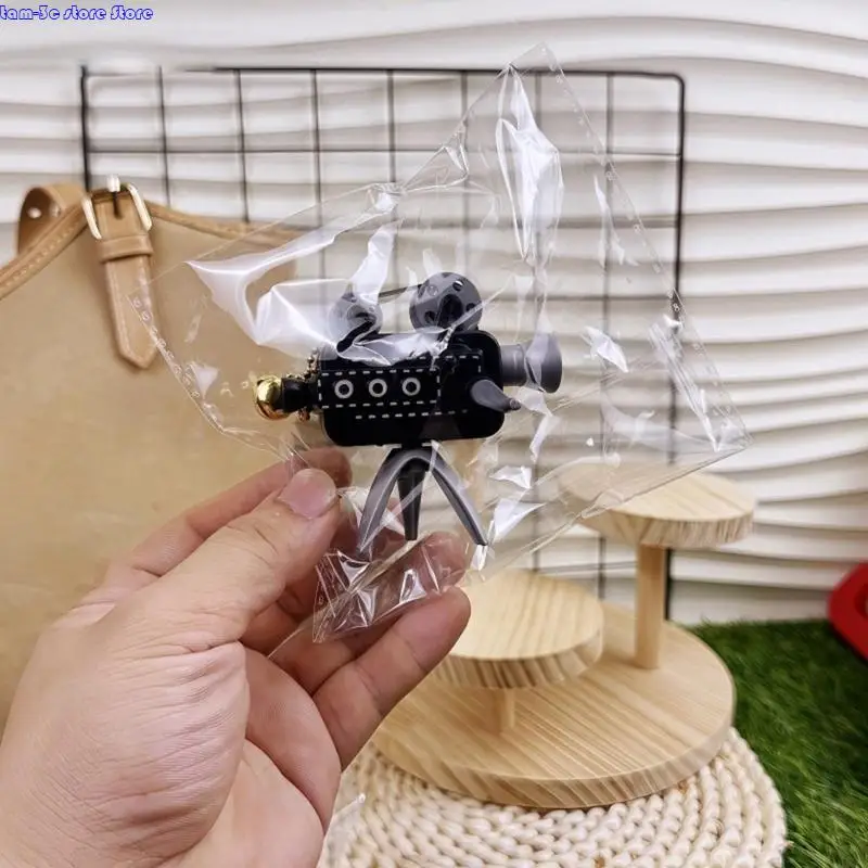 D0UAヴィンテージスタイルミニチュアレトロフィルムプロジェクターキーリング24の画像投影とポータブルデザインをフィーチャー