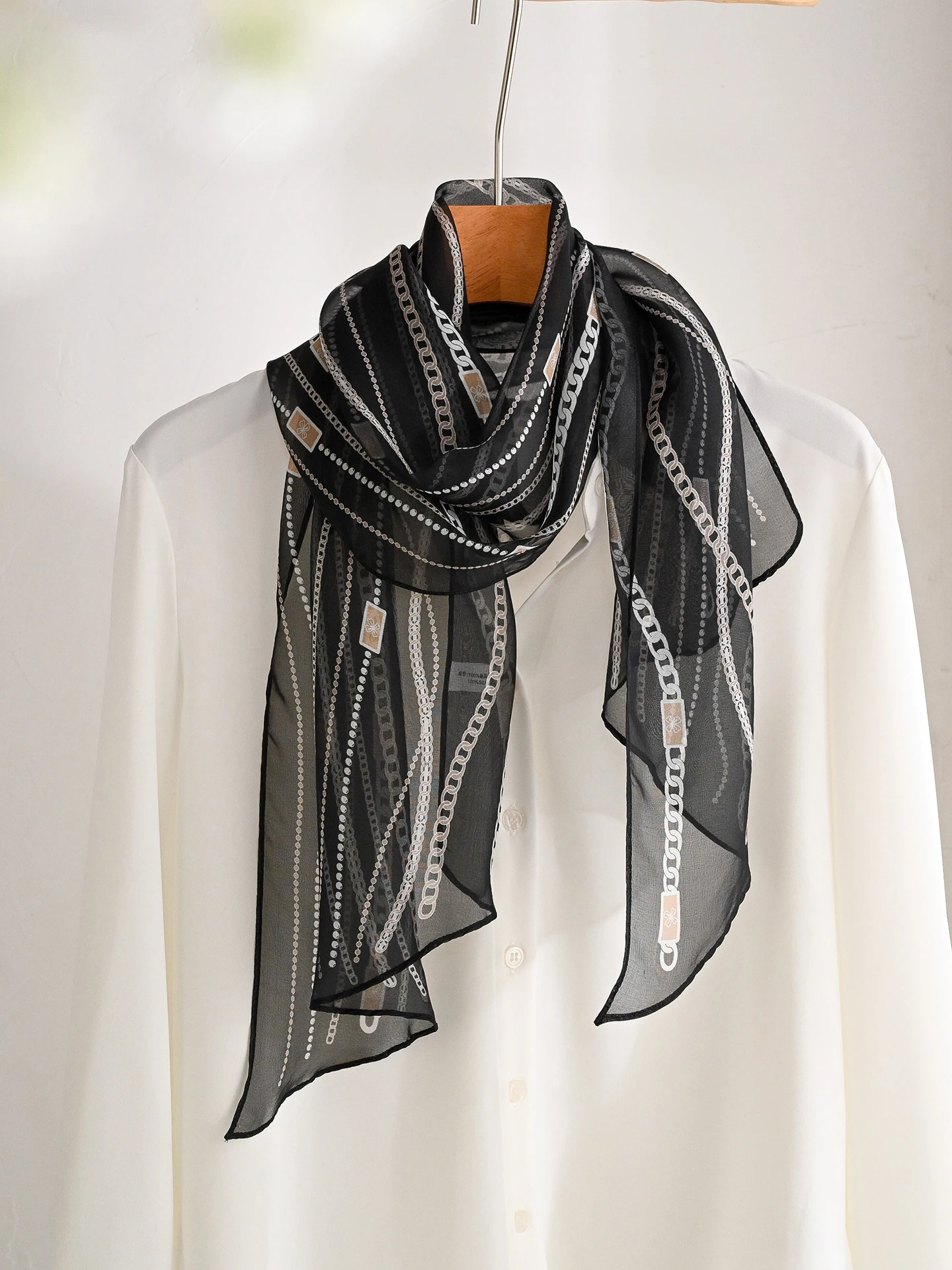 黒シルクロングスカーフ女性の春の新作薄いショールシャツマッチママの小さなスカーフ韓国スタイルの幾何学模様多機能